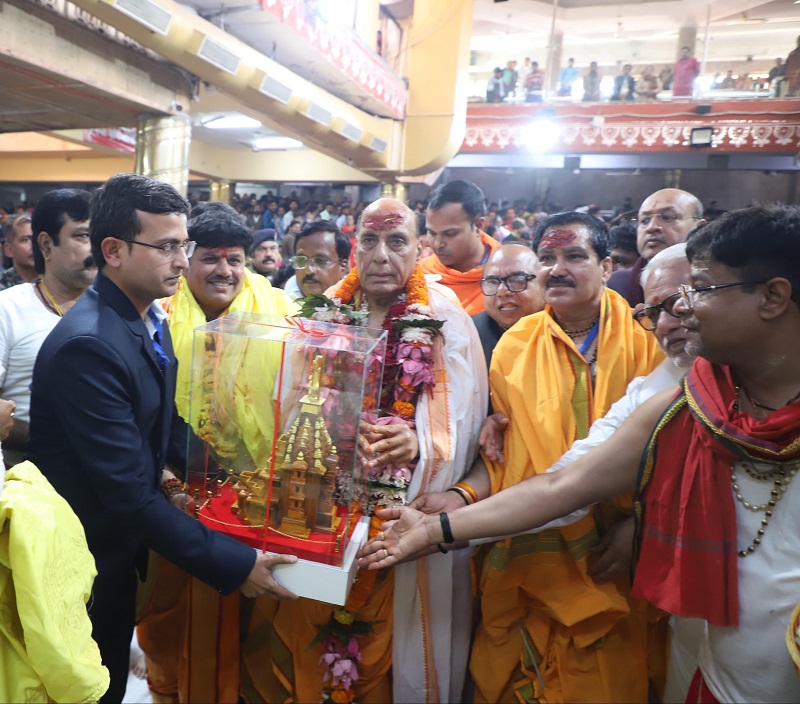 कलेक्टर नीरज कुमार सिंह ने किया अभिनंदन कलेक्टर नीरज कुमार सिंह ने किया अभिनंदन