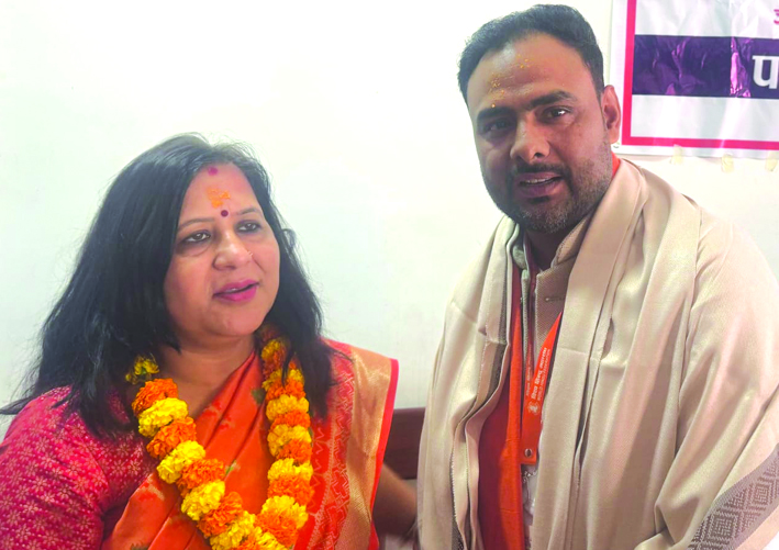 सम्मानित करते हुए सम्मानित करते हुए