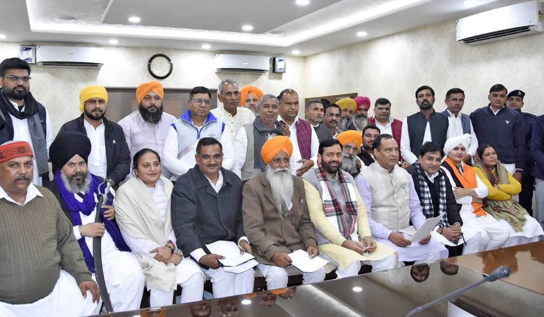 भारतीय किसान यूनियन के नेता मुख्यमंत्री नायब सैनी से मुलाकात करते हुए भारतीय किसान यूनियन के नेता मुख्यमंत्री नायब सैनी से मुलाकात करते हुए