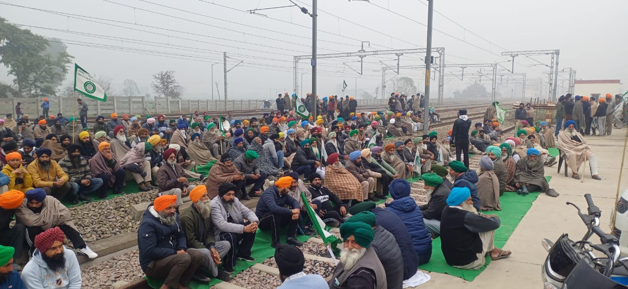 पंजाब के खन्ना में रेलवे ट्रैक पर बैठे किसान पंजाब के खन्ना में रेलवे ट्रैक पर बैठे किसान