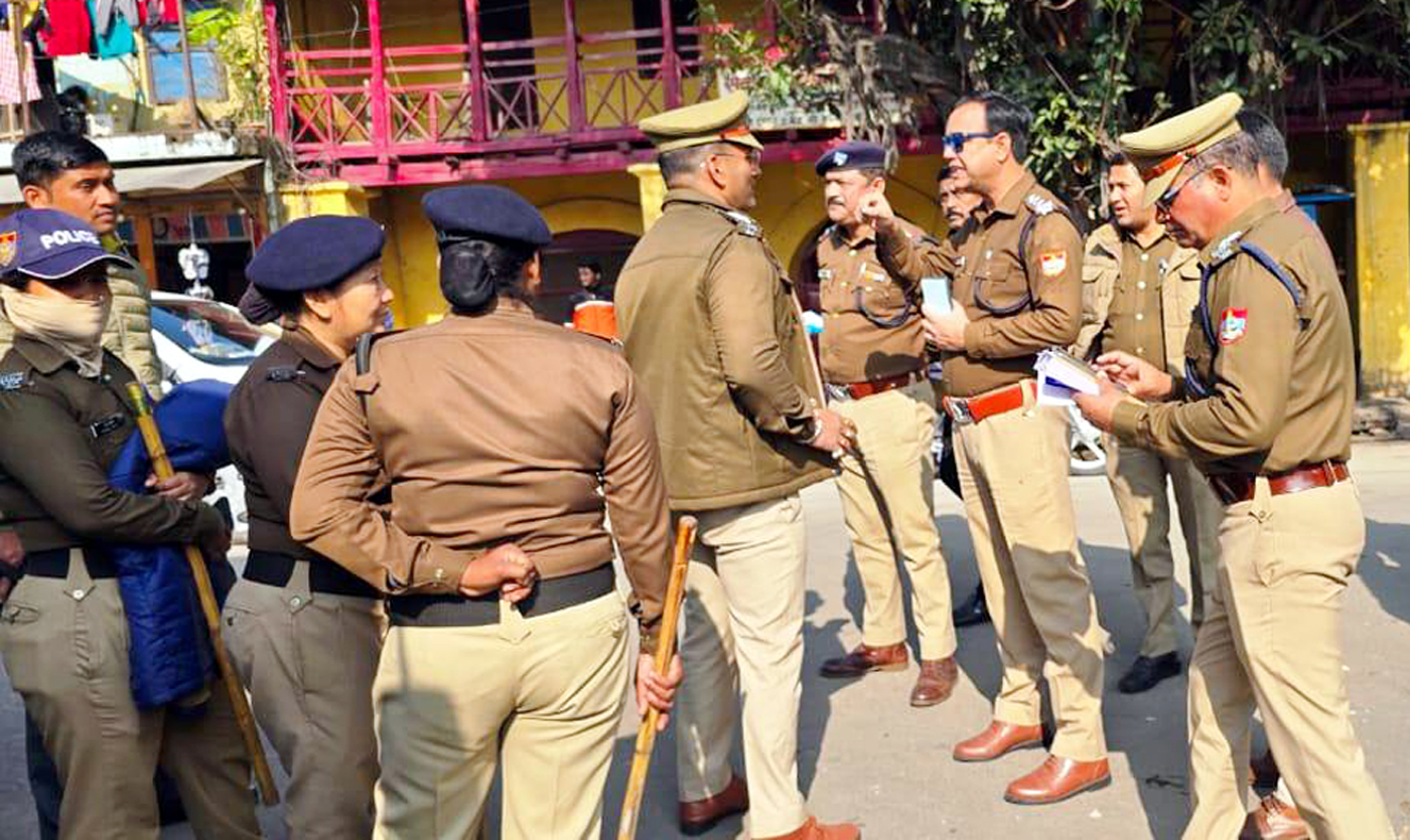 नव वर्ष के स्वागत के लिये सुरक्षा में तैनात पुलिस के अधिकारी व कर्मचारी। नव वर्ष के स्वागत के लिये सुरक्षा में तैनात पुलिस के अधिकारी व कर्मचारी।