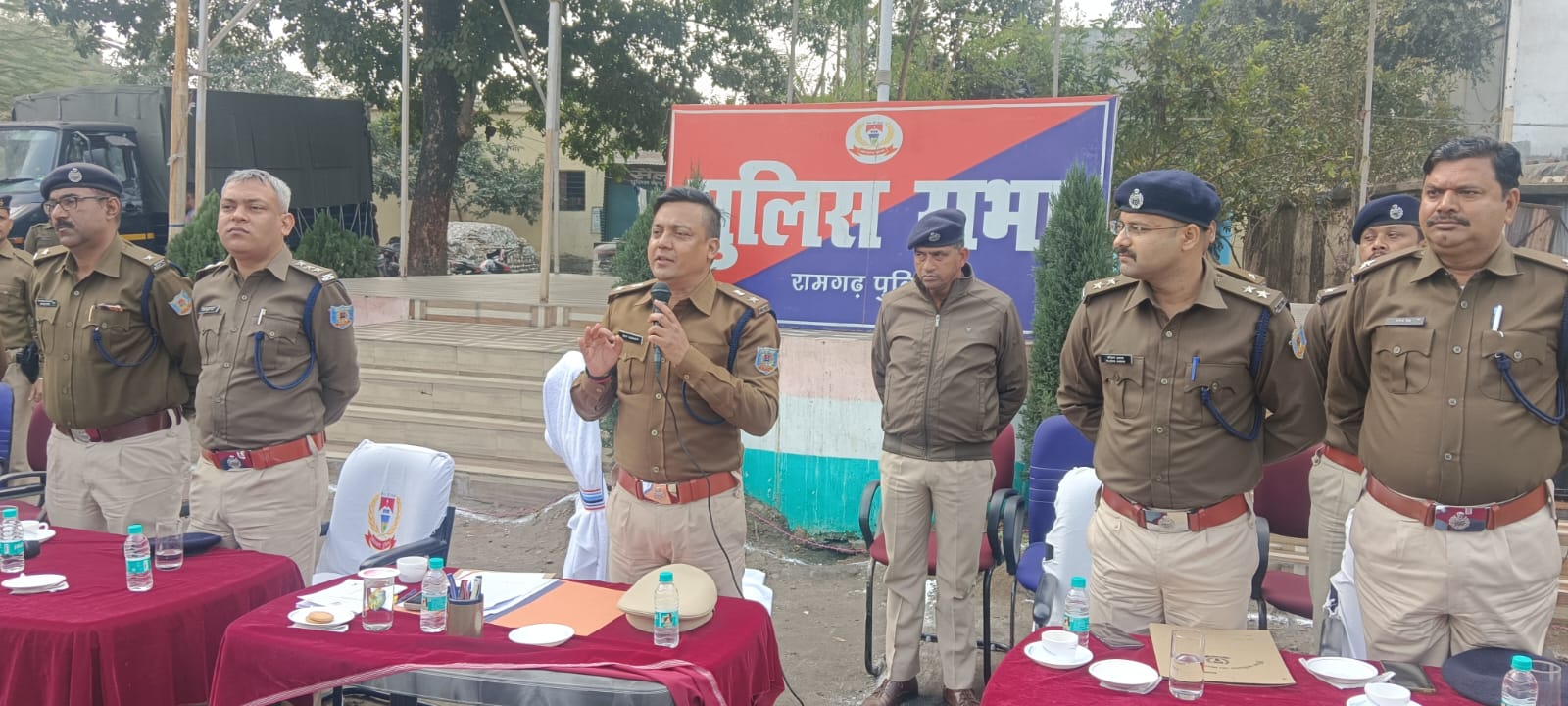 जवानों को संबोधित करते एसपी जवानों को संबोधित करते एसपी