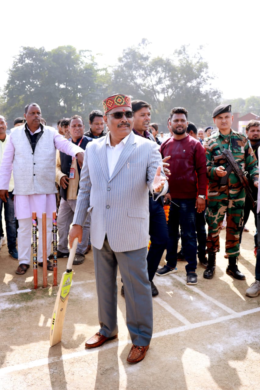 मैच का उद्घाटन करते मंत्री योगेंद्र प्रसाद मैच का उद्घाटन करते मंत्री योगेंद्र प्रसाद