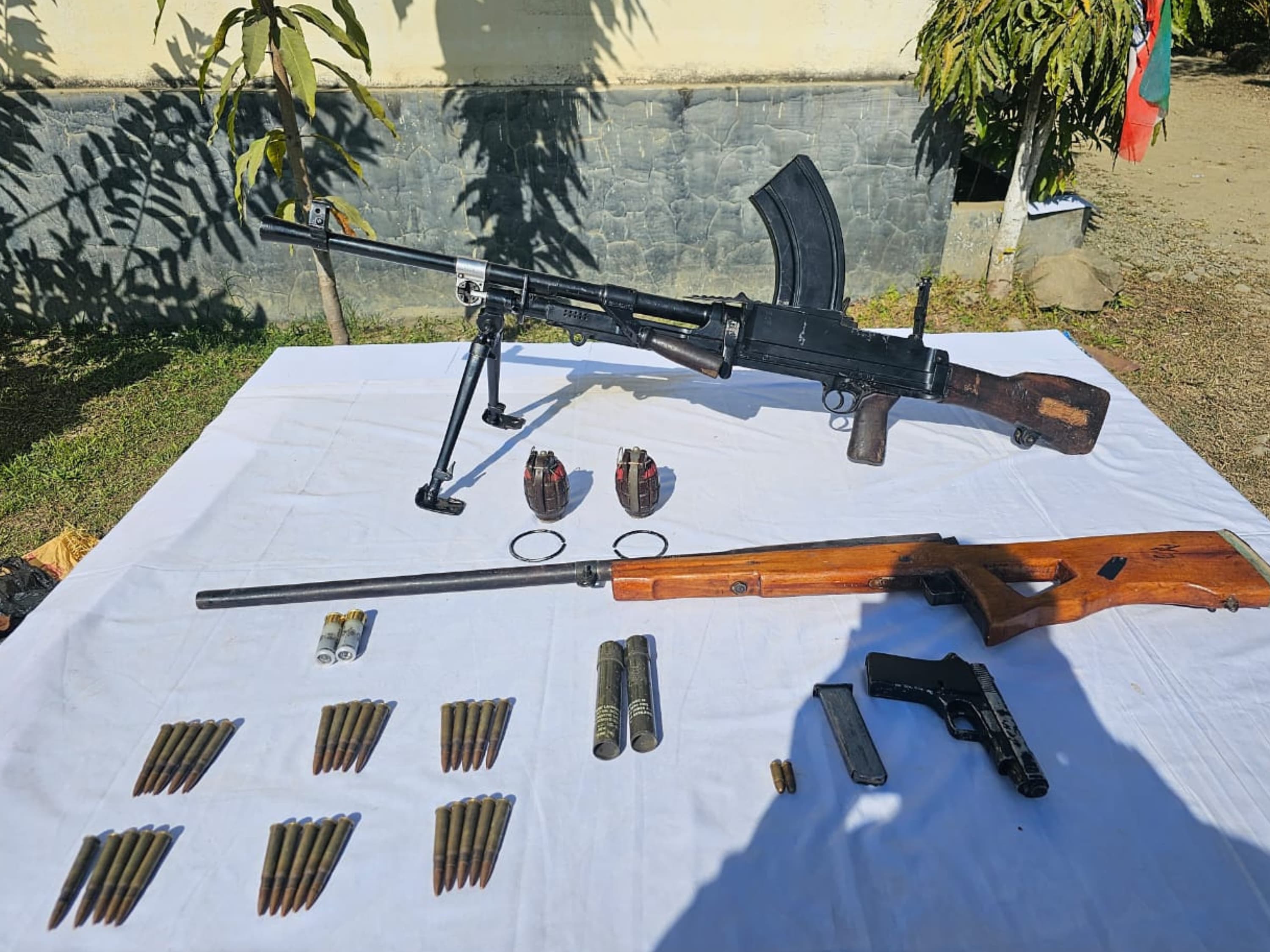 सेना की ओर से बरामद हथियार