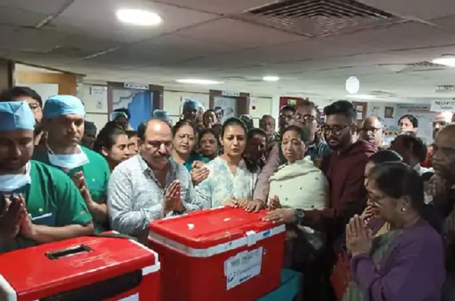 ब्रेन डेड व्यक्ति के सम्मान में रेड कारपेट बिछाकर भावभीनी विदाई दी गई ब्रेन डेड व्यक्ति के सम्मान में रेड कारपेट बिछाकर भावभीनी विदाई दी गई
