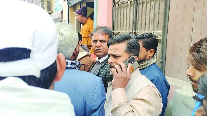हंगामा करते कांग्रेसी नेता हंगामा करते कांग्रेसी नेता