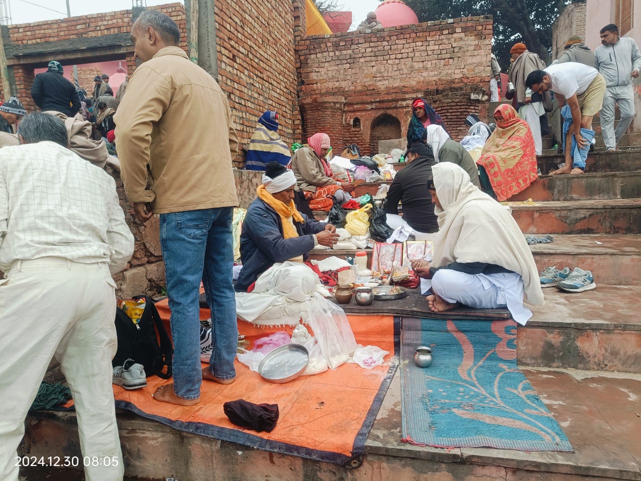 पिंडदान करवाते हुए श्रद्धालु। पिंडदान करवाते हुए श्रद्धालु।