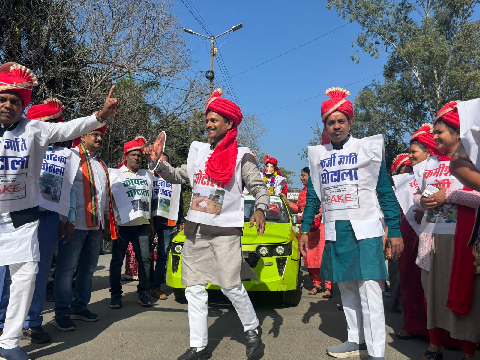 कोरबा में भाजपा पार्षदों का महापौर के खिलाफ प्रदर्शन कोरबा में भाजपा पार्षदों का महापौर के खिलाफ प्रदर्शन