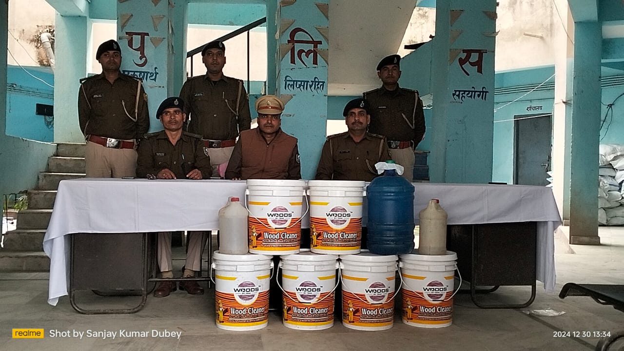 बरामद स्प्रिट के साथ पुलिस टीम बरामद स्प्रिट के साथ पुलिस टीम