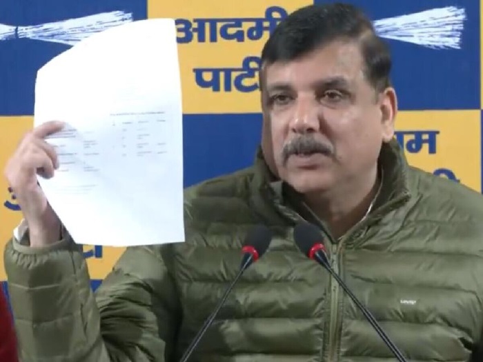 नई दिल्ली में सोमवार को प्रेस कान्फेंस के दौरान आआपा सांसद संजय सिंह नई दिल्ली में सोमवार को प्रेस कान्फेंस के दौरान आआपा सांसद संजय सिंह