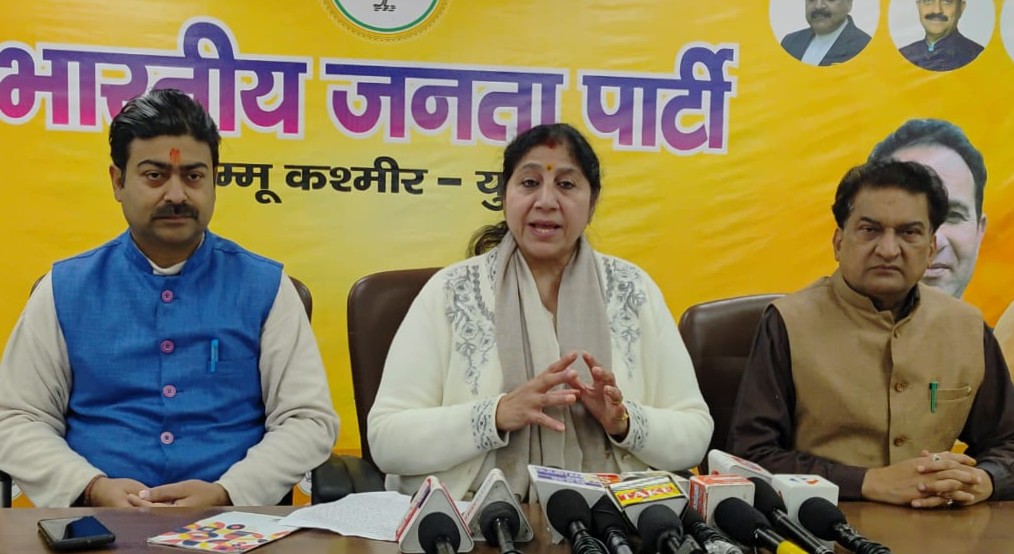 अधिवक्ता पूर्णिमा ने स्वास्थ्य सेवाओं को पूरा करने में विफल रहने पर एनसी सरकार की आलोचना की अधिवक्ता पूर्णिमा ने स्वास्थ्य सेवाओं को पूरा करने में विफल रहने पर एनसी सरकार की आलोचना की