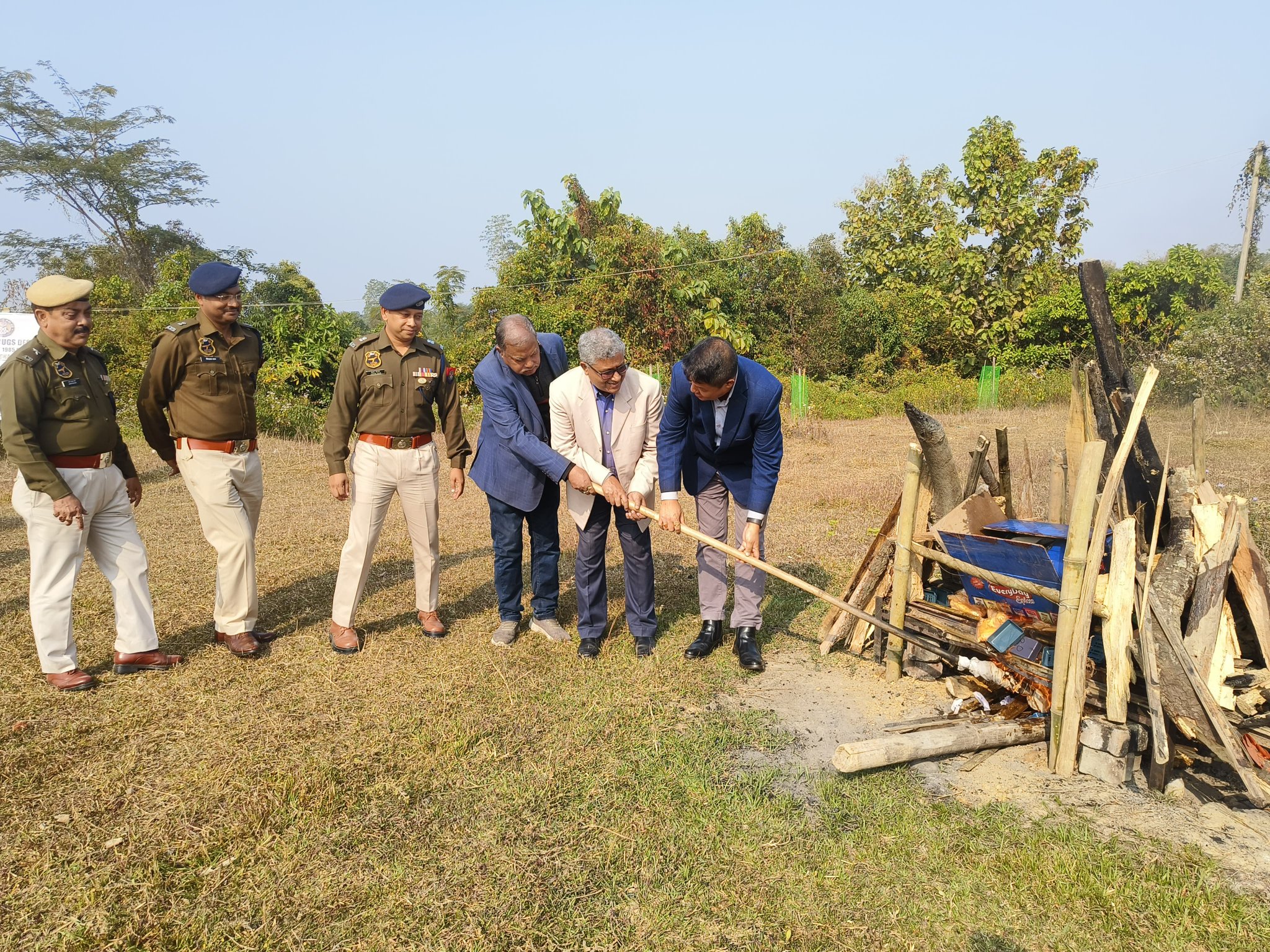 गोलाघाट पुलिस द्वारा सोमवार को सोशल मीडिया प्लेटफॉर्म एक्स के माध्यम से साझा की गई तस्वीर। गोलाघाट पुलिस द्वारा सोमवार को सोशल मीडिया प्लेटफॉर्म एक्स के माध्यम से साझा की गई तस्वीर।