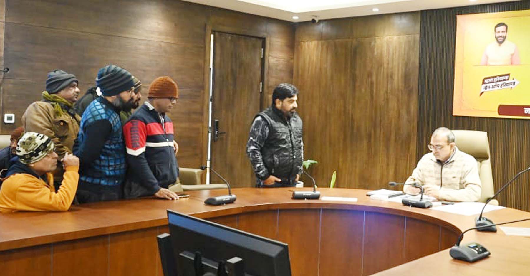 फोटो नंबर-07: गुरुग्राम मेें समाधान शिविर में शिकायतें सुनते निगमायुक्त अशोक कुमार गर्ग। फोटो नंबर-07: गुरुग्राम मेें समाधान शिविर में शिकायतें सुनते निगमायुक्त अशोक कुमार गर्ग।