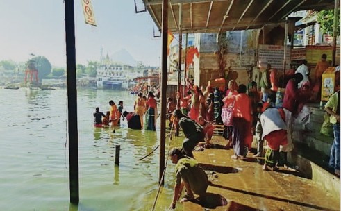 सोमवती अमावस्या पर किया तर्पण व पिंडदान, लगाई पुष्कर सरोवर में डुबकी सोमवती अमावस्या पर किया तर्पण व पिंडदान, लगाई पुष्कर सरोवर में डुबकी