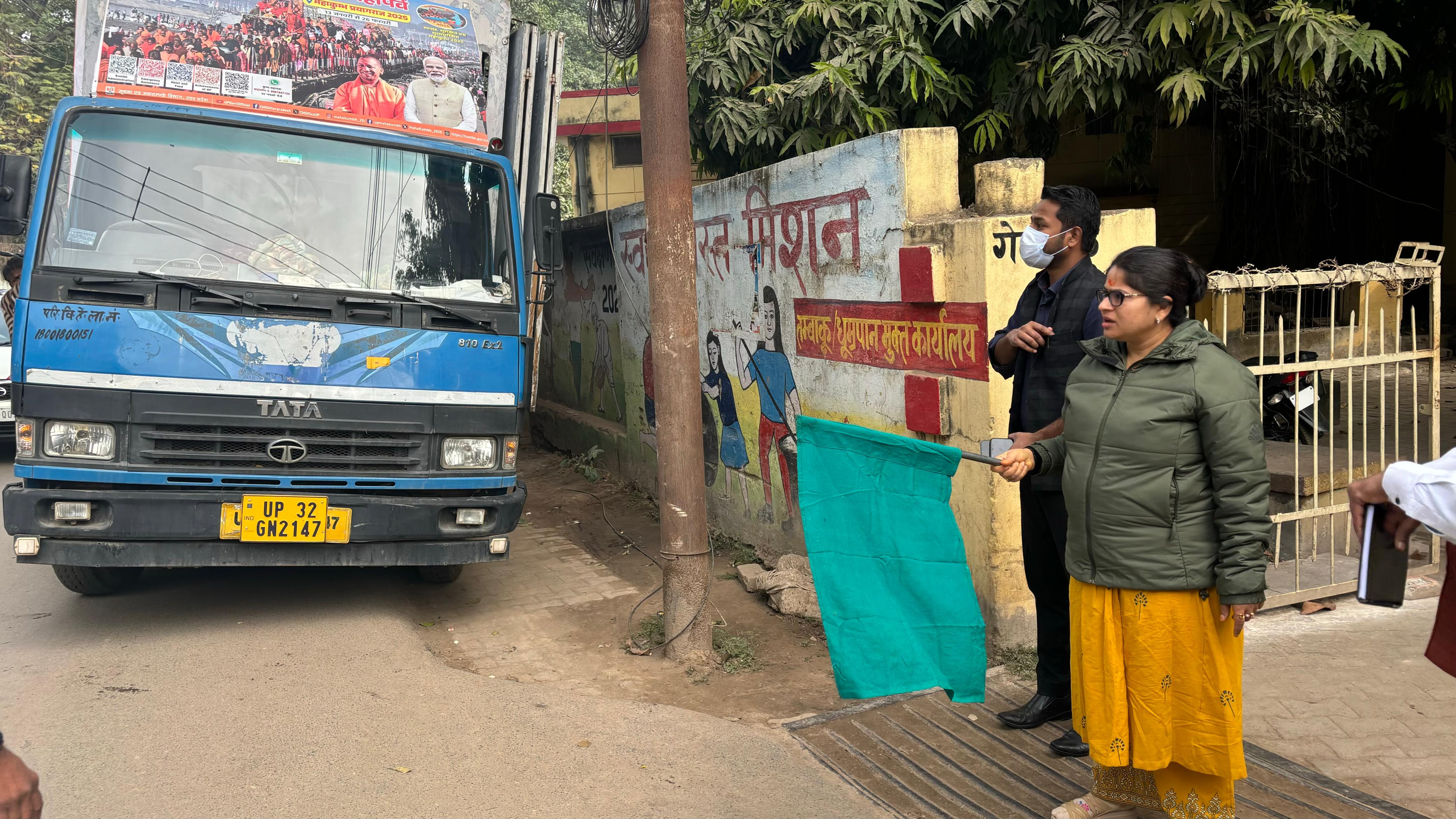 एलईडी प्रचार वाहन को हरी झंडी दिखाकर रवाना करती जिलाधिकारी प्रियंका निरंजन। एलईडी प्रचार वाहन को हरी झंडी दिखाकर रवाना करती जिलाधिकारी प्रियंका निरंजन।
