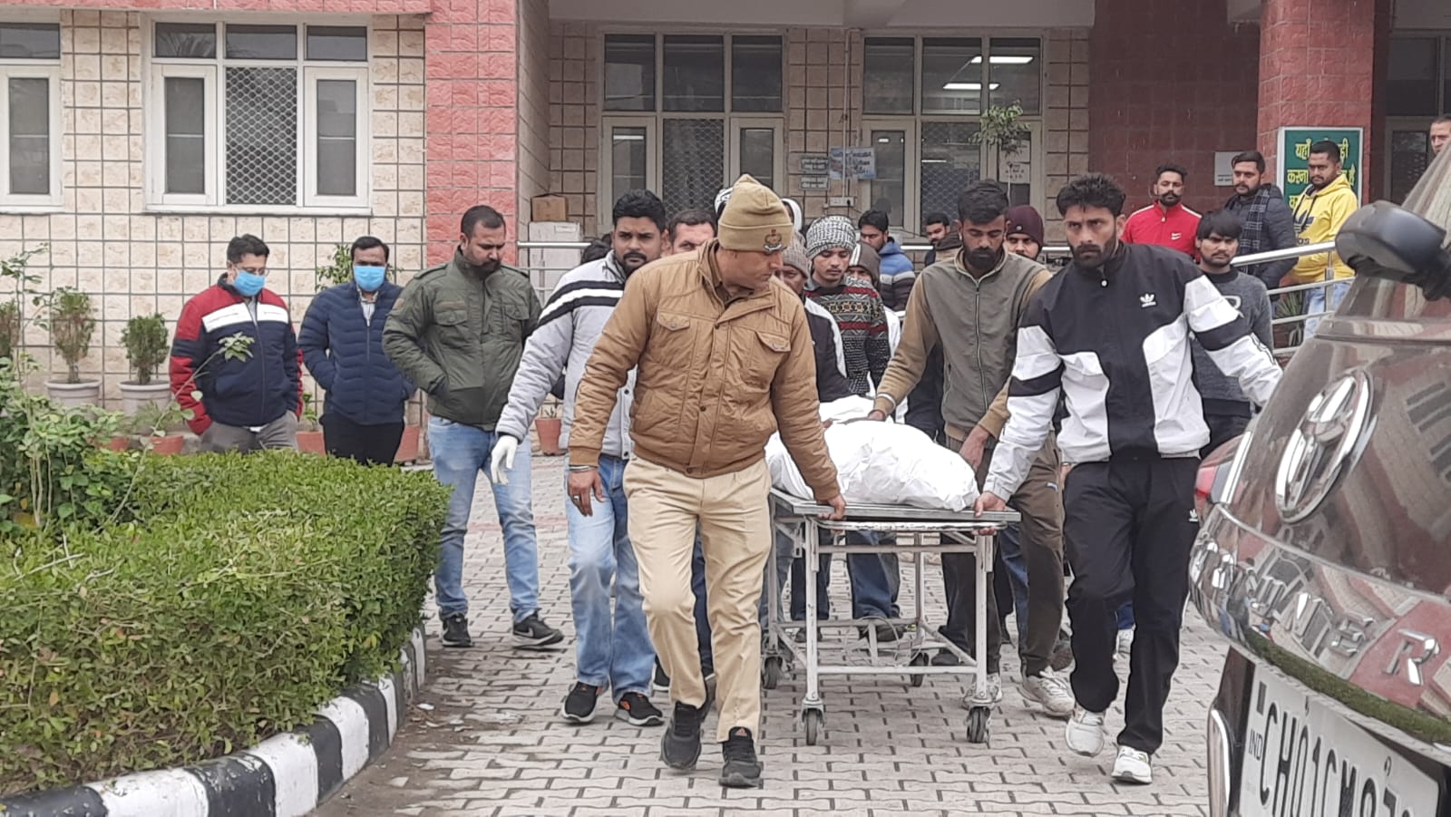 शव को ले जाते परिजन शव को ले जाते परिजन