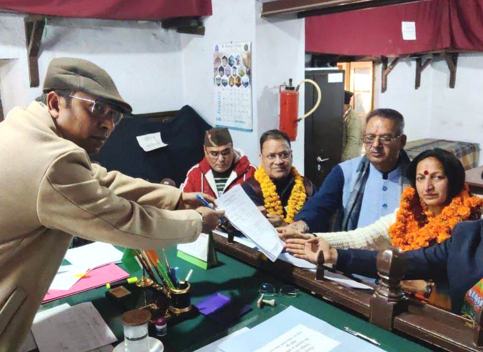 नामांकन पत्र दाखिल करतीं नगर पालिका परिषद मसूरी के अध्यक्ष पद की भाजपा उम्मीदवार मीरा सकलानी और साथ में कैबिनेट मंत्री गणेश जोशी। नामांकन पत्र दाखिल करतीं नगर पालिका परिषद मसूरी के अध्यक्ष पद की भाजपा उम्मीदवार मीरा सकलानी और साथ में कैबिनेट मंत्री गणेश जोशी।