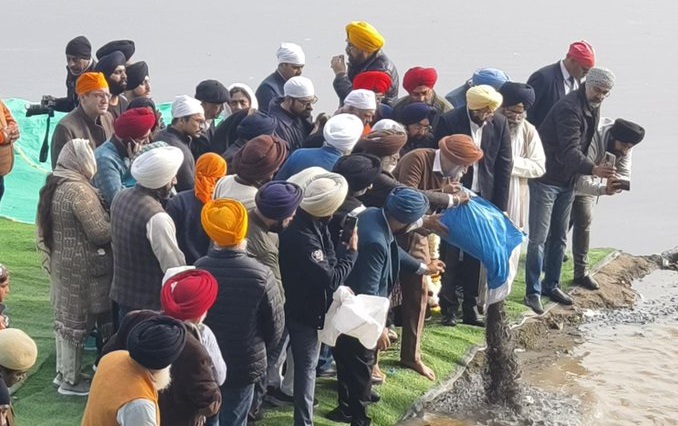 डा. मनमोहन सिंह के अस्थि विसर्जन का फोटो डा. मनमोहन सिंह के अस्थि विसर्जन का फोटो