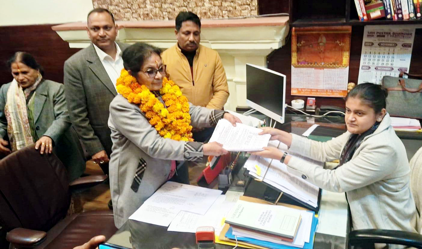 नामांकन पत्र भरकर सोंपती कांग्रेस प्रत्याशी डॉ. सरस्वती खेतवाल। नामांकन पत्र भरकर सोंपती कांग्रेस प्रत्याशी डॉ. सरस्वती खेतवाल।