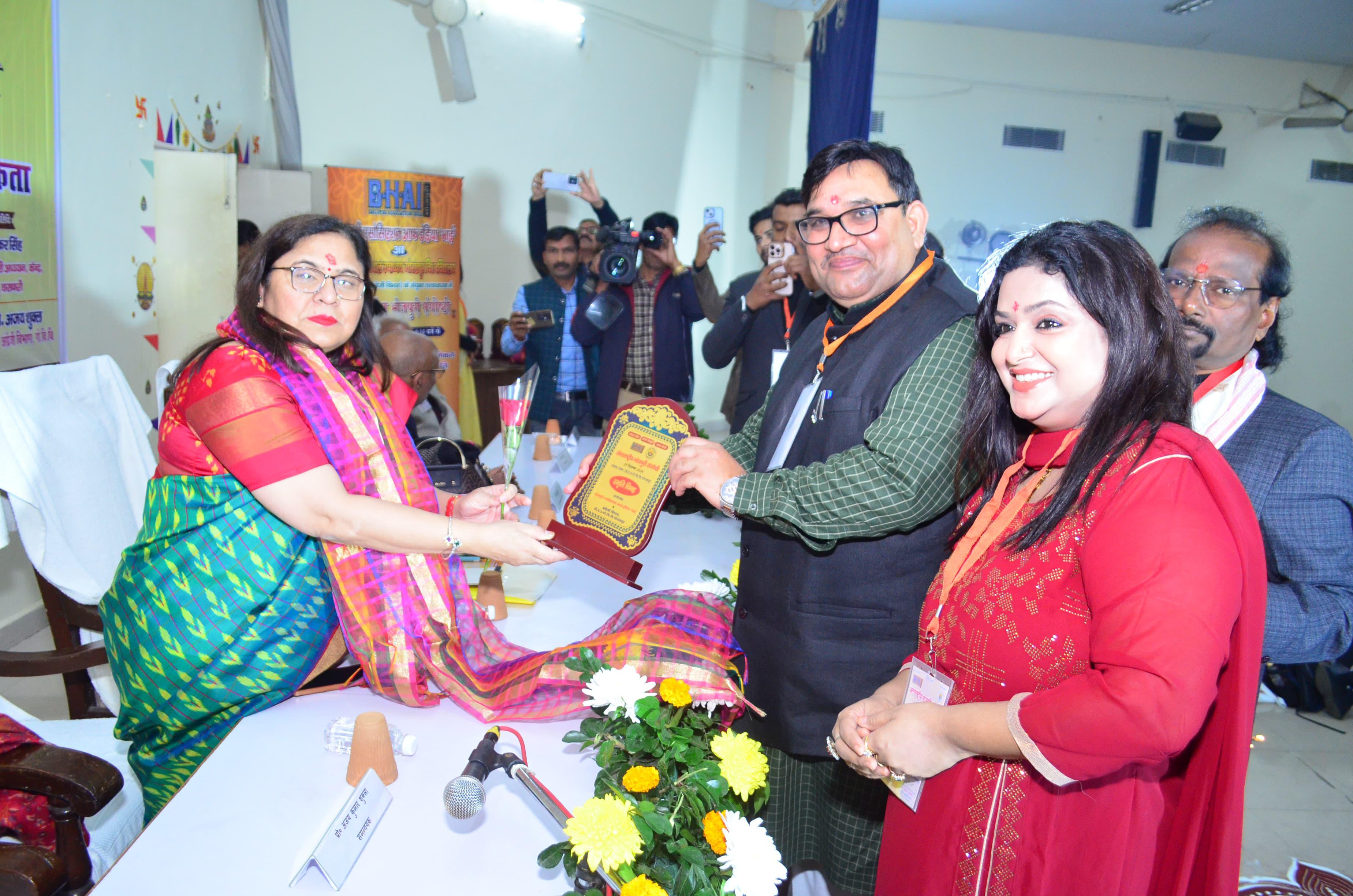 भोजपुरी गायन की भाषा है और भावनाओं की शक्ति को संजोती है : सरिता बुधु* भोजपुरी गायन की भाषा है और भावनाओं की शक्ति को संजोती है : सरिता बुधु*