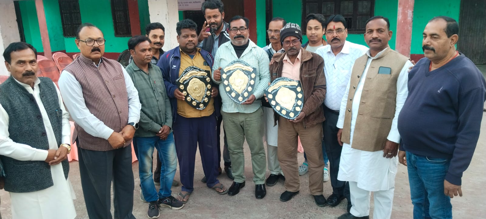 अररिया फोटो:शिल्ड के साथ अतिथि और समिति सदस्य अररिया फोटो:शिल्ड के साथ अतिथि और समिति सदस्य