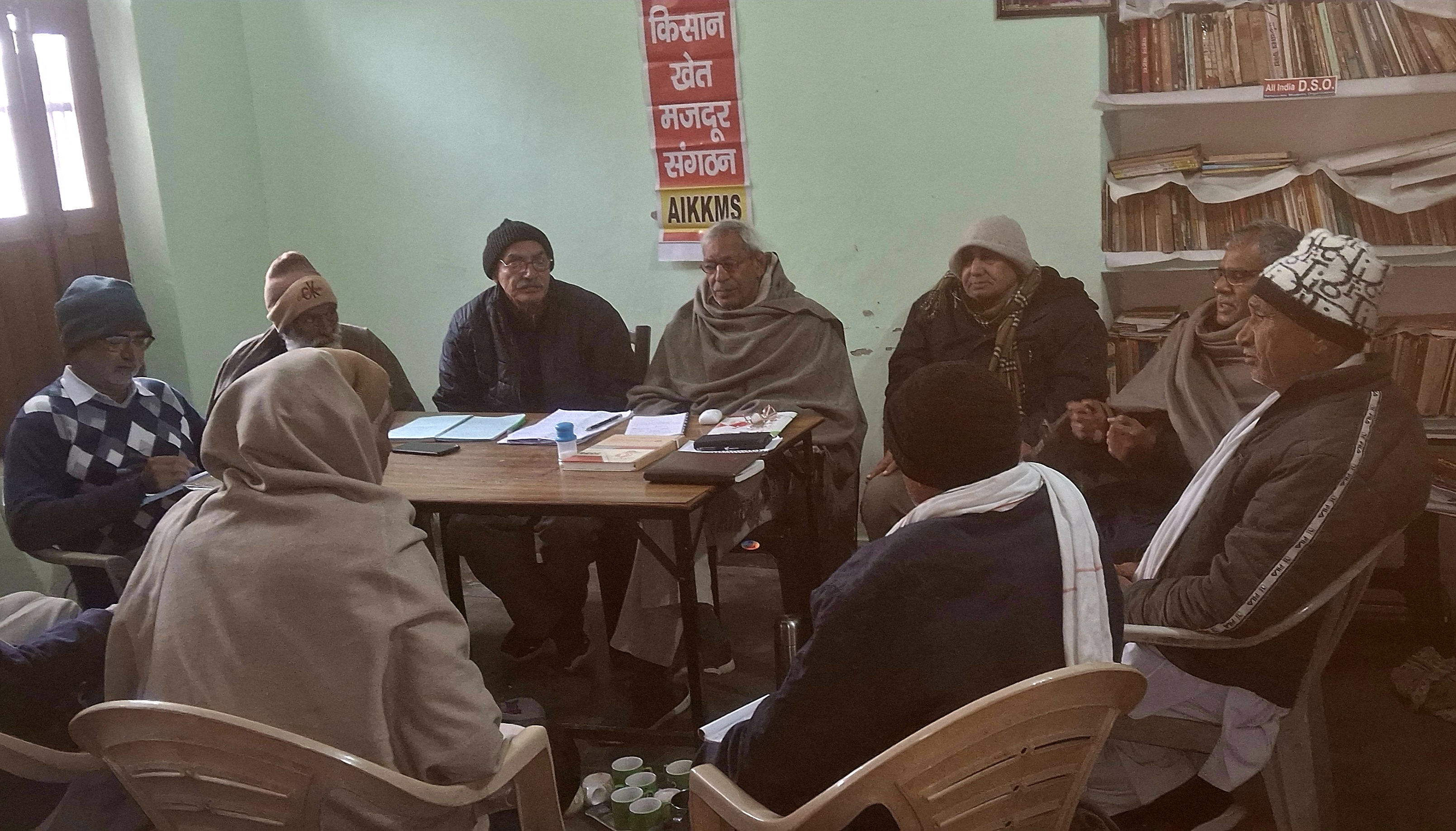फोटो कैप्शन 30आरटीके2ः ऑल इंडिया किसान खेत मजबूर संगठन के सदस्य बैठक करते।
