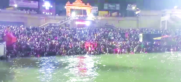 हरकी पैड़ी पर स्नान करते श्रद्धालु हरकी पैड़ी पर स्नान करते श्रद्धालु