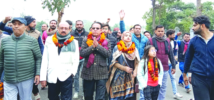 नामांकन करने जाते हुए नामांकन करने जाते हुए