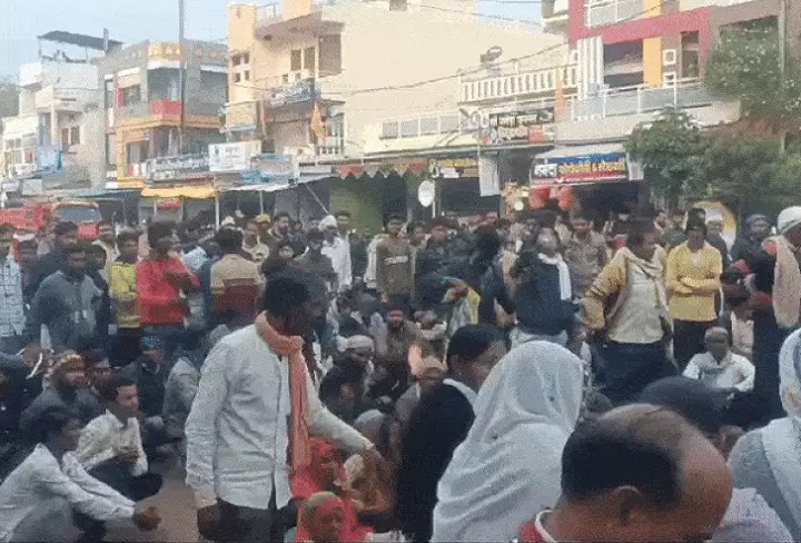 थाने में धरना-प्रदर्शन करते हुए ग्रामीण थाने में धरना-प्रदर्शन करते हुए ग्रामीण