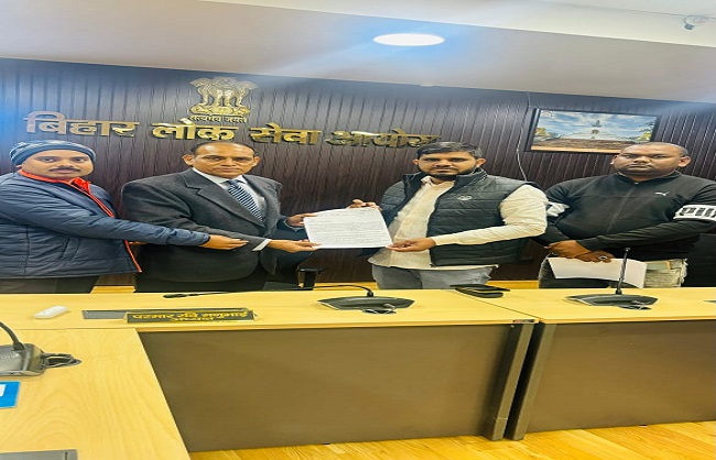बीपीएससी प्रतिनिधिमंडल बीपीएससी अध्यक्ष से मुलाकात कर मांग पत्र सौंपते हुए बीपीएससी प्रतिनिधिमंडल बीपीएससी अध्यक्ष से मुलाकात कर मांग पत्र सौंपते हुए