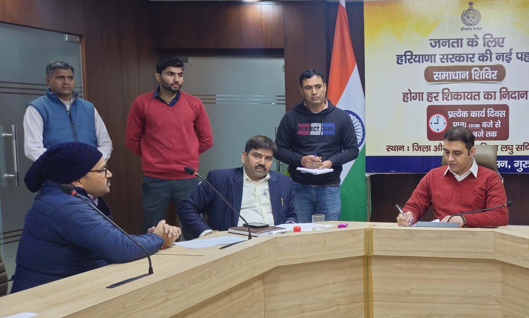 फोटो नंबर-09: गुरुग्राम के लघु सचिवालय में जनशिकायतों की सुनवाई करते डीसी अजय कुमार। फोटो नंबर-09: गुरुग्राम के लघु सचिवालय में जनशिकायतों की सुनवाई करते डीसी अजय कुमार।