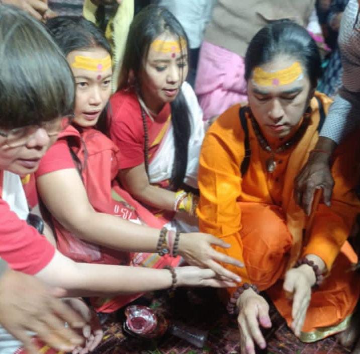 पूजा-अर्चना करते थाईलैंड प्रवासी एवं चांदी का सर्प हार पूजा-अर्चना करते थाईलैंड प्रवासी एवं चांदी का सर्प हार