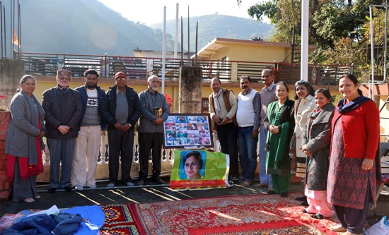 डा. कांता शर्मा की याद में आयोजित कवि गोष्ठी में मौजूद साहित्यकार। डा. कांता शर्मा की याद में आयोजित कवि गोष्ठी में मौजूद साहित्यकार।