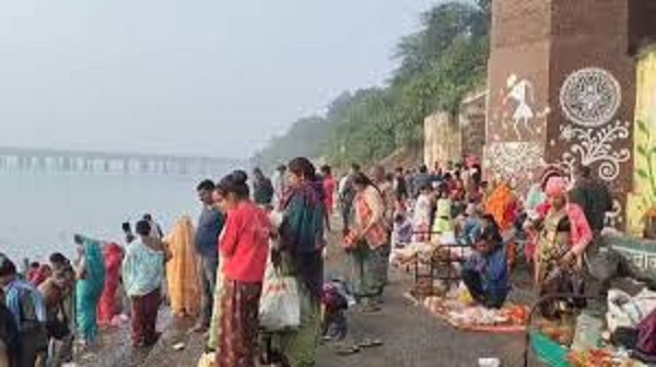 सोमवती अमावस्या पर नर्मदा के घाटाें पर उमड़ी श्रद्धालुओं की भीड़ सोमवती अमावस्या पर नर्मदा के घाटाें पर उमड़ी श्रद्धालुओं की भीड़