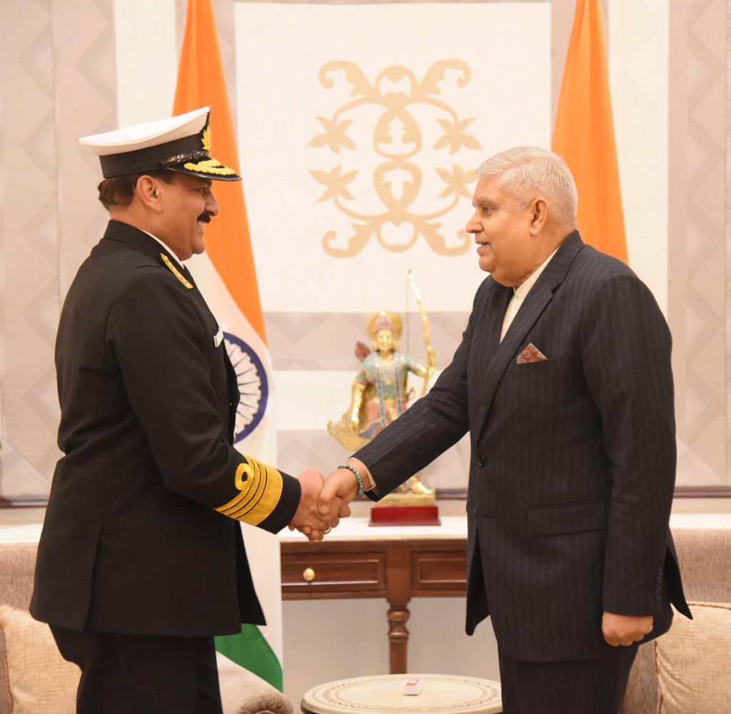 नौसेना प्रमुख एडमिरल दिनेश कुमार त्रिपाठी और उपराष्ट्रपति जगदीप धनखड़ सोमवार को मुलाकात के दौरान नौसेना प्रमुख एडमिरल दिनेश कुमार त्रिपाठी और उपराष्ट्रपति जगदीप धनखड़ सोमवार को मुलाकात के दौरान