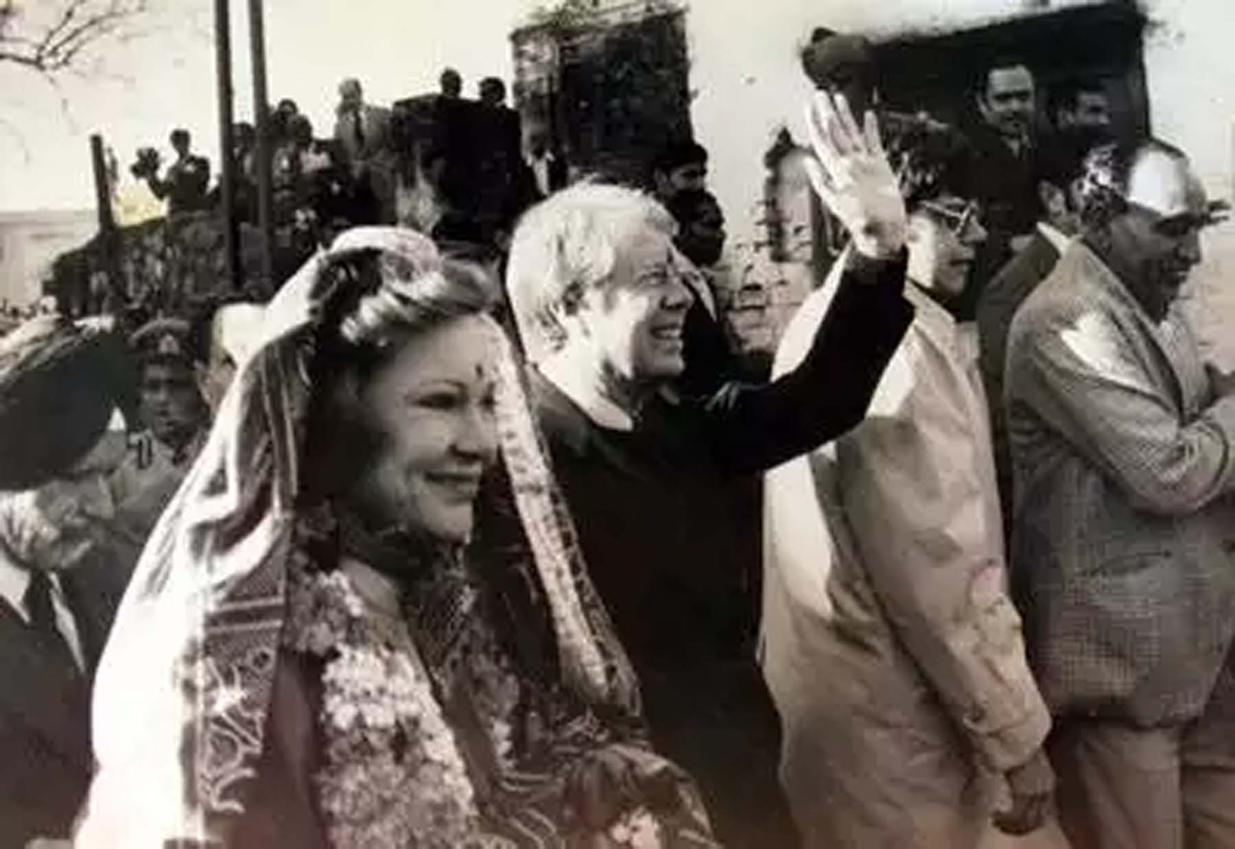 फोटो नंबर-02: गुरुग्राम के गांव कार्टरपुरी (तत्कालीन गांव दौलतपुर नसीराबाद) गांव में वर्ष 1978 में पत्नी रोजलीन कार्टर के साथ भ्रमण करते अमेरिका के तत्कालीन राष्ट्रपति जिमी कार्टर।