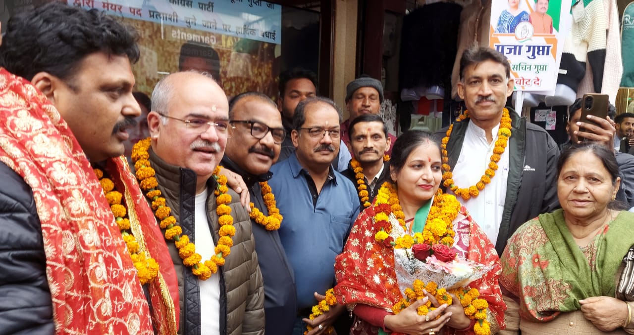 रुड़की में नामांकन के लिए जाते हुए रुड़की में नामांकन के लिए जाते हुए