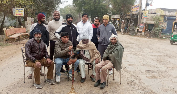 30 Snp-3 सोनीपत: जर्जरहाल सड़क पर बैठकर हुक्का पीते हुए जिला पार्षद 30 Snp-3 सोनीपत: जर्जरहाल सड़क पर बैठकर हुक्का पीते हुए जिला पार्षद