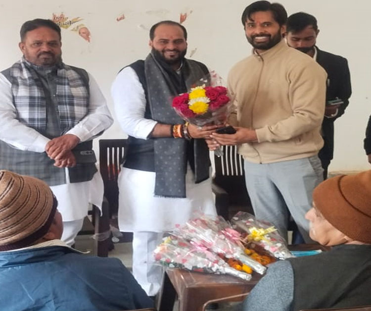 30 Snp-6 सोनीपत: गांव ठरु मेंसामाजिक न्याय और महिला अधिकारिता आयोग के राष्ट्रीय उपाध्यक्ष रिंकू सैनी का सवागत करते हुए नीरज ठरु। 30 Snp-6 सोनीपत: गांव ठरु मेंसामाजिक न्याय और महिला अधिकारिता आयोग के राष्ट्रीय उपाध्यक्ष रिंकू सैनी का सवागत करते हुए नीरज ठरु।