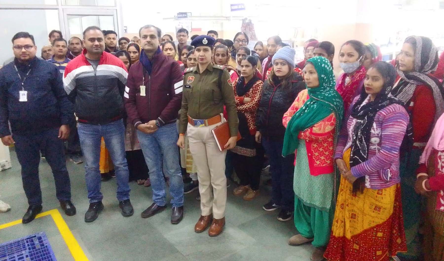 फोटो नंबर-08: महिला सुरक्षा कैंपेन के दौरान कंपनी में कर्मचारियों को जागरुक करतीं महिला पुलिस कर्मी। फोटो नंबर-08: महिला सुरक्षा कैंपेन के दौरान कंपनी में कर्मचारियों को जागरुक करतीं महिला पुलिस कर्मी।