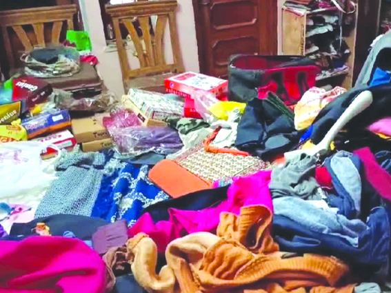 बिखरा हुआ सामान बिखरा हुआ सामान