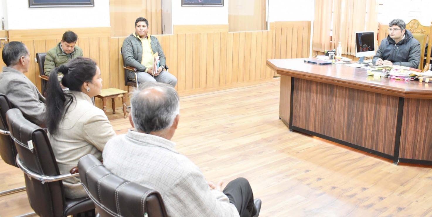 गोपेश्वर में किशोर न्याय बोर्ड की बैठक लेते हुए डीएम चमोली।