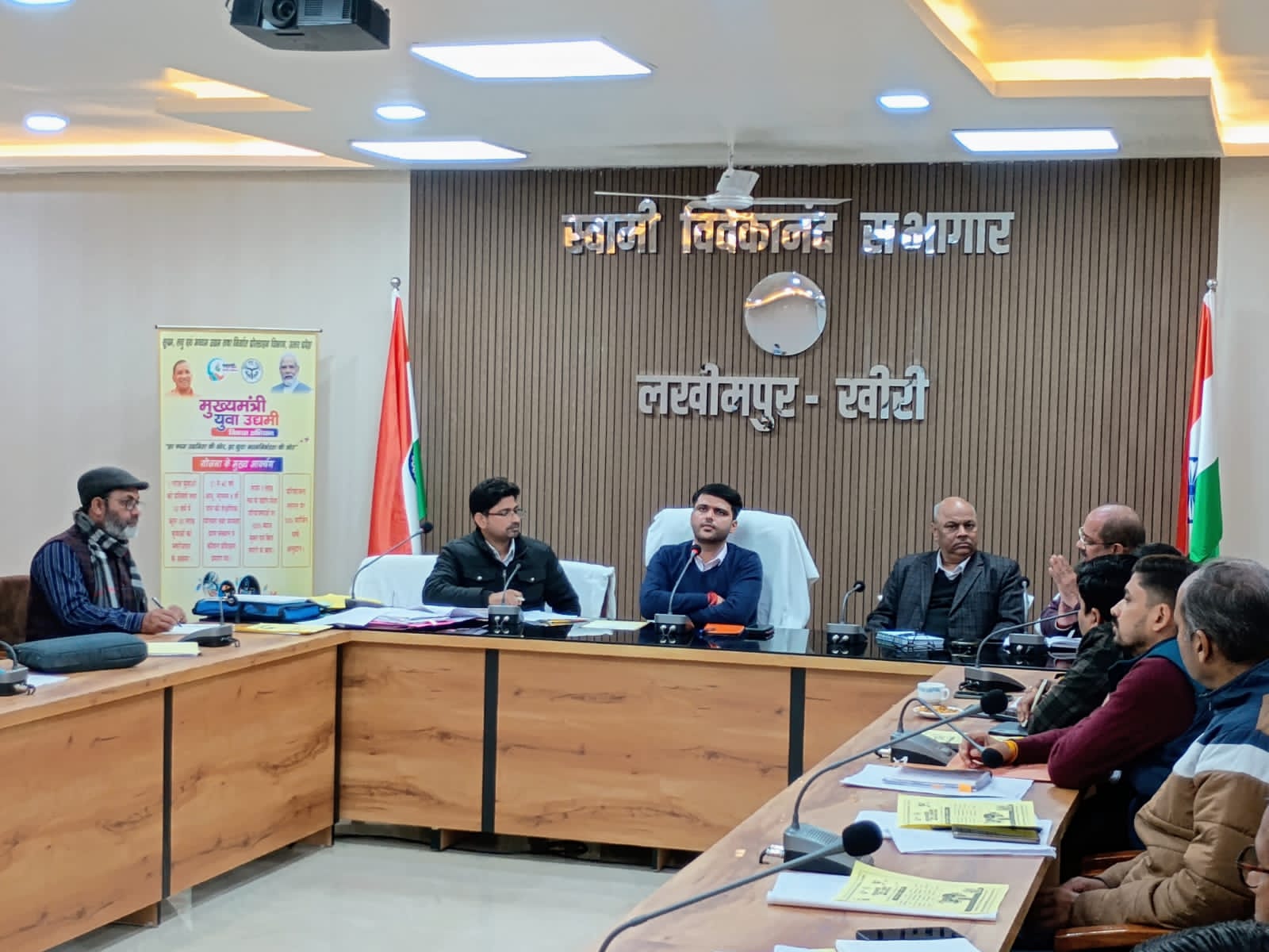 बैठक करते सीडीओ अभिषेक कुमार बैठक करते सीडीओ अभिषेक कुमार