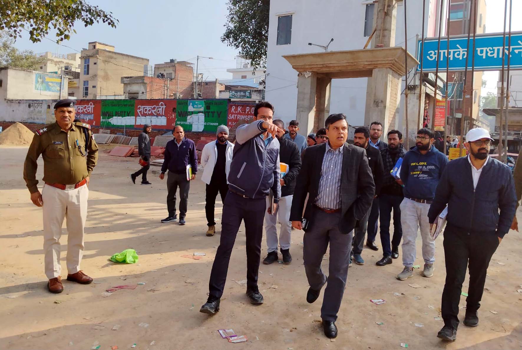 निरीक्षण करते रेल प्रबंधक डॉ. आशीष कुमार। निरीक्षण करते रेल प्रबंधक डॉ. आशीष कुमार।