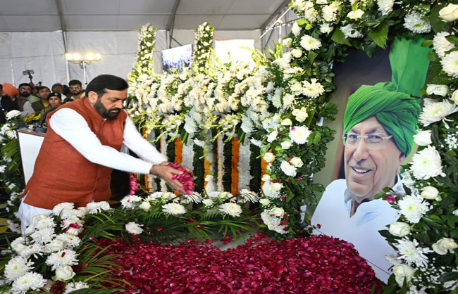 हरियाणा के मुख्यमंत्री नायब सैनी पूर्व सीएम ओपी चाैटाला काे श्रद्धांजलि भेंट करते हुए हरियाणा के मुख्यमंत्री नायब सैनी पूर्व सीएम ओपी चाैटाला काे श्रद्धांजलि भेंट करते हुए