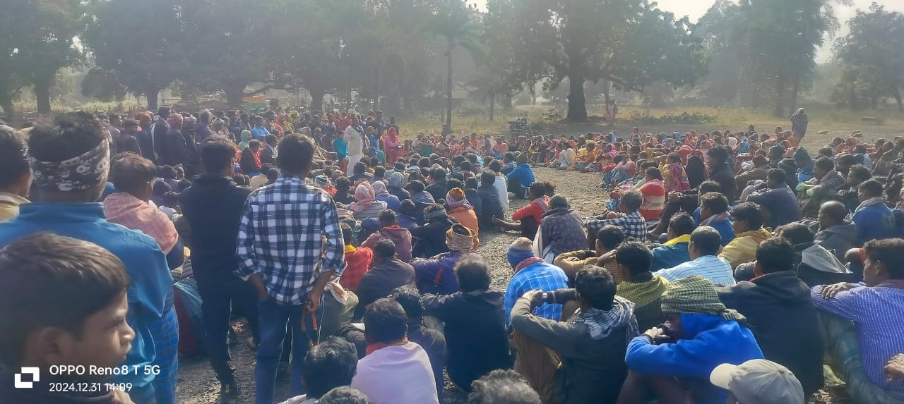 बैठक करते ग्रामीण बैठक करते ग्रामीण