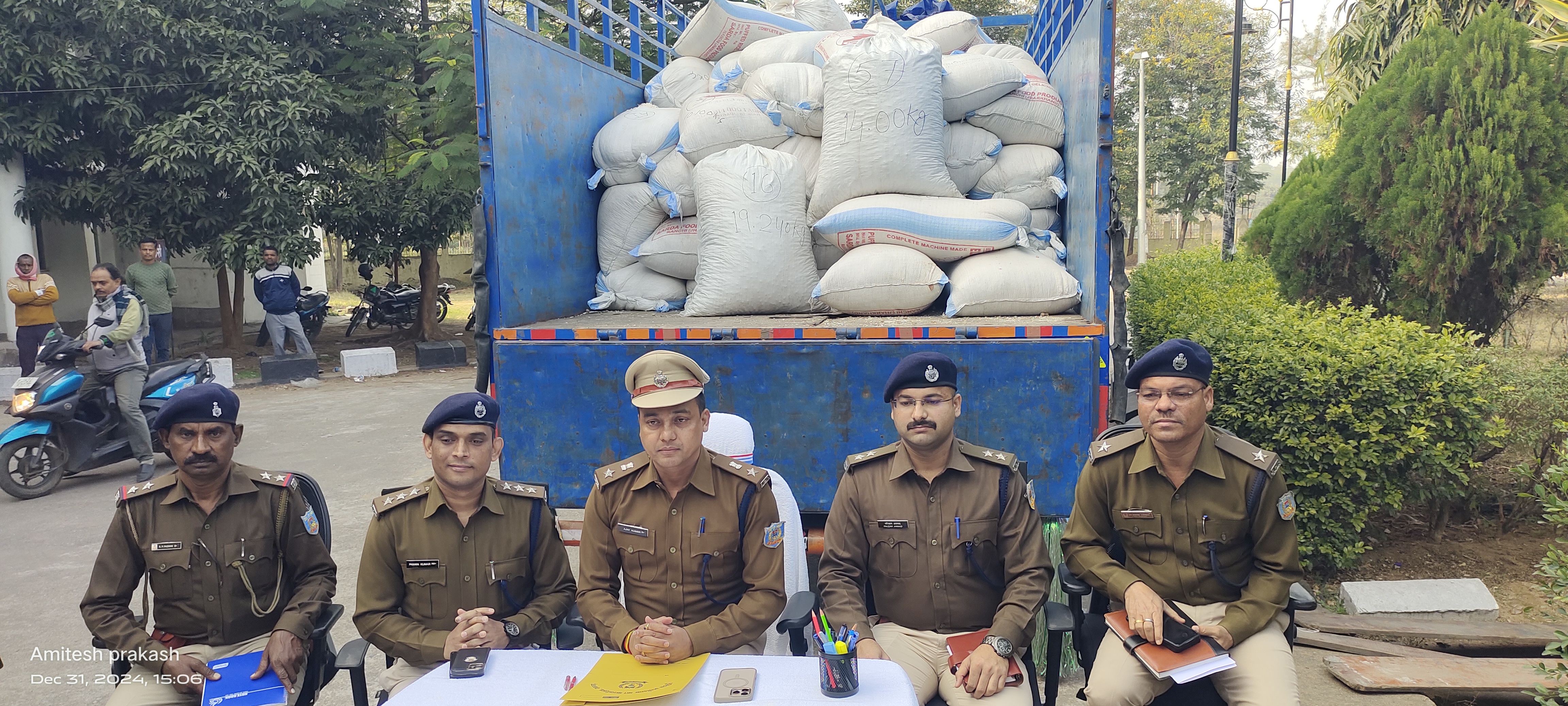 जप्त अवैध डोडा के साथ प्रेस कॉन्फ्रेंस करते एसपी अजय कुमार जप्त अवैध डोडा के साथ प्रेस कॉन्फ्रेंस करते एसपी अजय कुमार