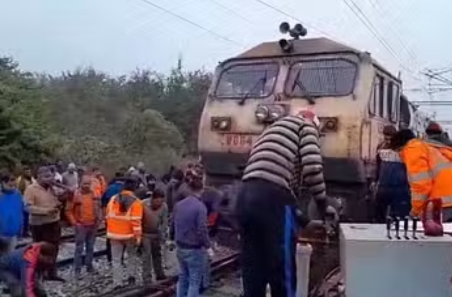 चंदौसी रेलवे स्टेशन पर मंगलवार को शंटिंग के दौरान इंजन पटरी से उतरने के बाद कार्य करती टीम चंदौसी रेलवे स्टेशन पर मंगलवार को शंटिंग के दौरान इंजन पटरी से उतरने के बाद कार्य करती टीम