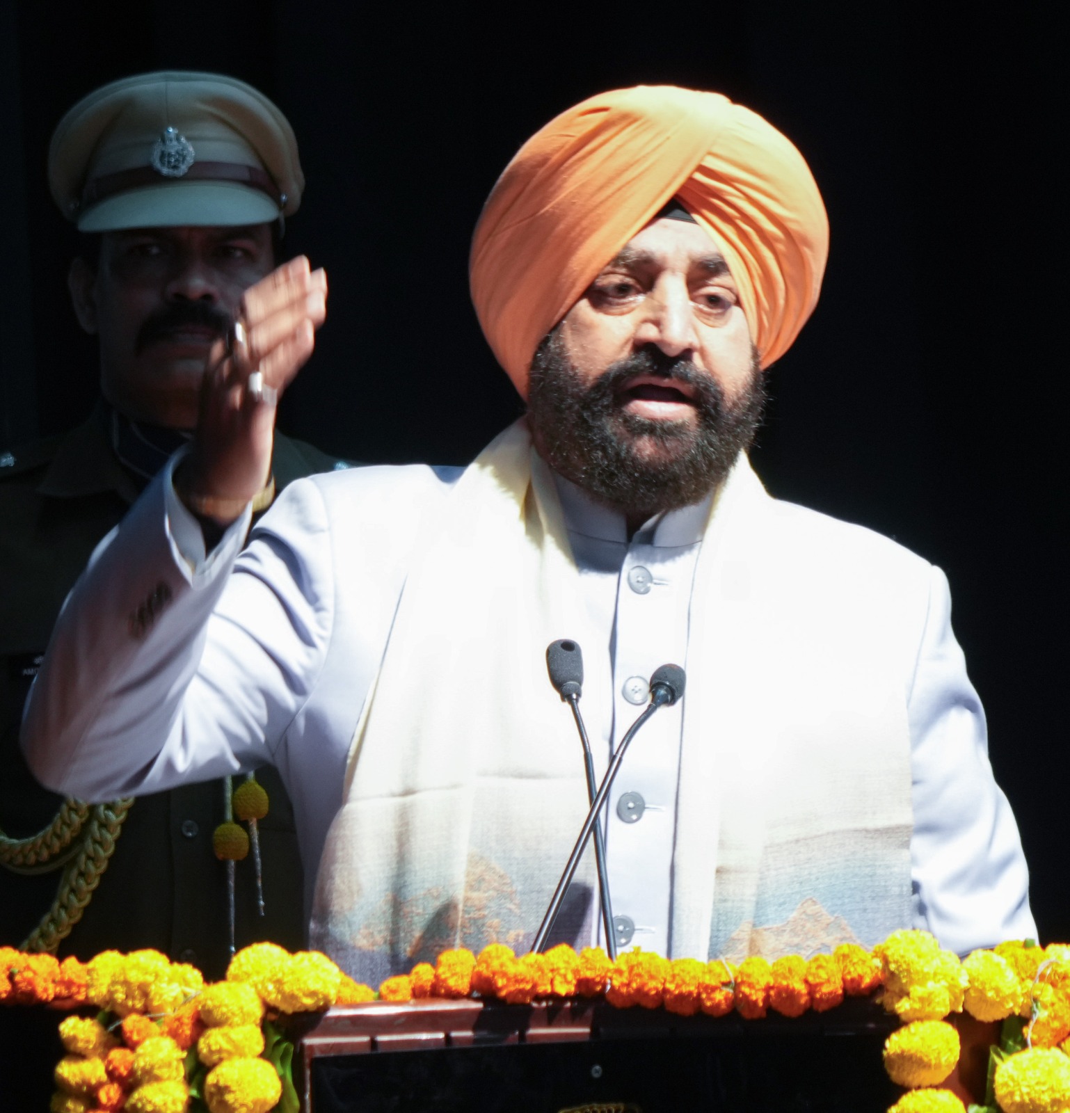 दून विश्वविद्यालय के संयुक्त तत्वावधान में आयोजित  ‘‘गंगधारा, एक अविरल प्रवाह’’ कार्यक्रम को संबोधित करते राज्यपाल गुरमीत सिंह।