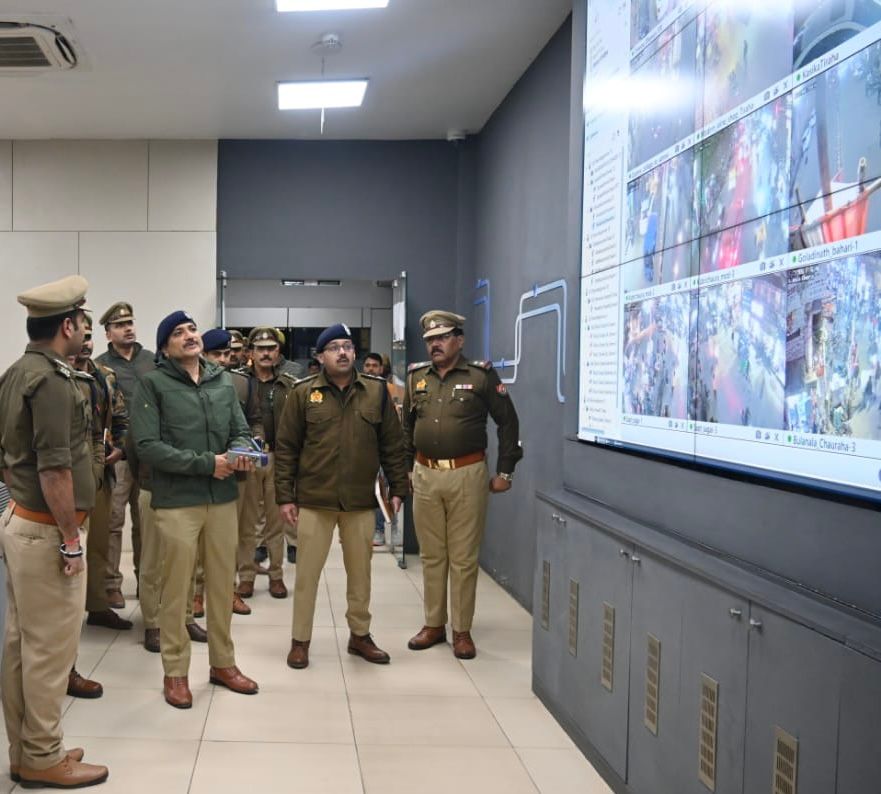 नववर्ष की पूर्व संध्या पर हुड़दंगियों की निगहबानी के लिए गश्त करते सीपी: फोटो बच्चा गुप्ता नववर्ष की पूर्व संध्या पर हुड़दंगियों की निगहबानी के लिए गश्त करते सीपी: फोटो बच्चा गुप्ता
